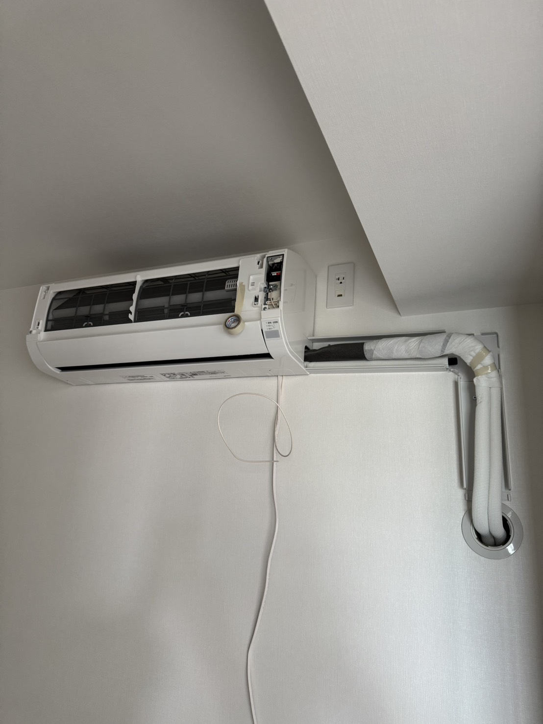 施工中：室内機取り付け作業の様子
