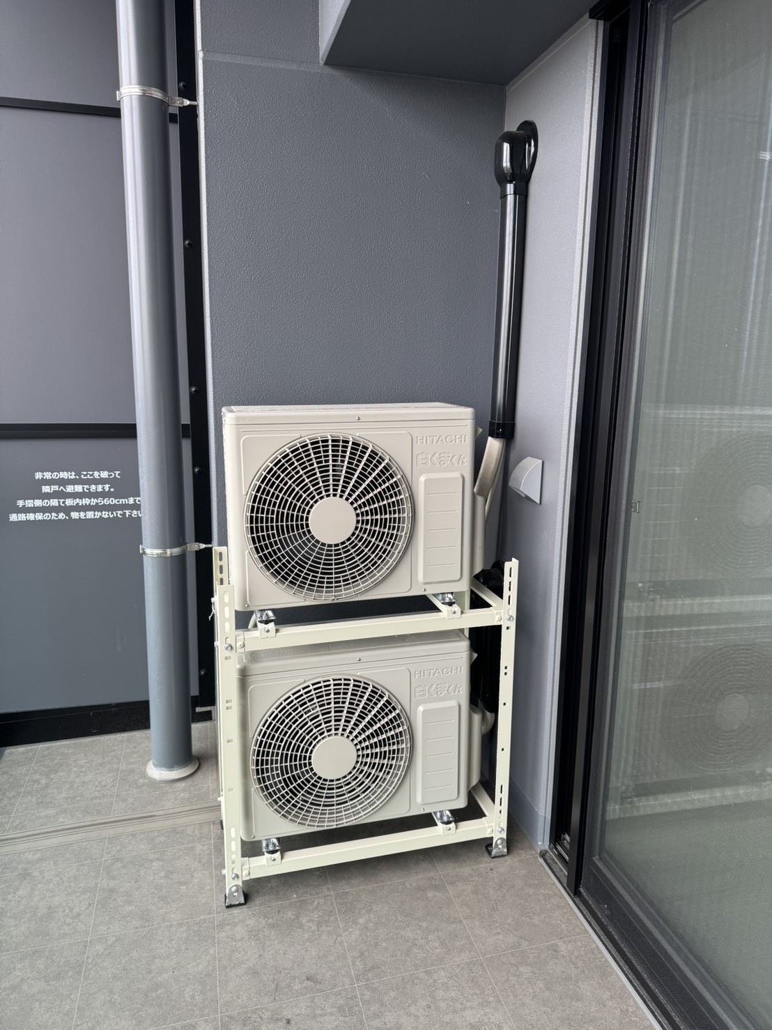 ベランダに設置した室外機2台